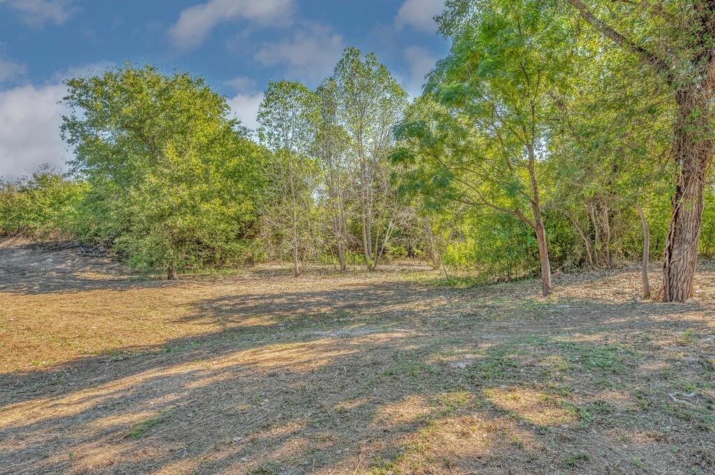 Large side wooded side yard acerage