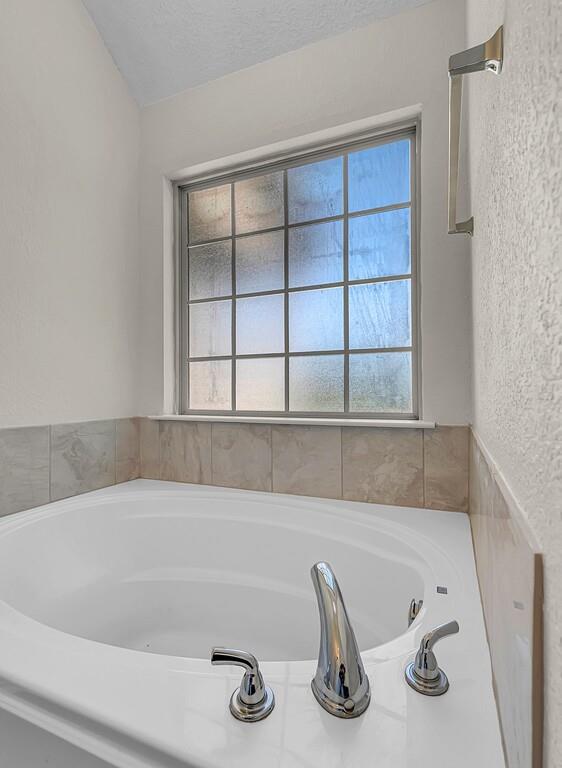 2nd Primary en-suite Bathroom with jetted tub
