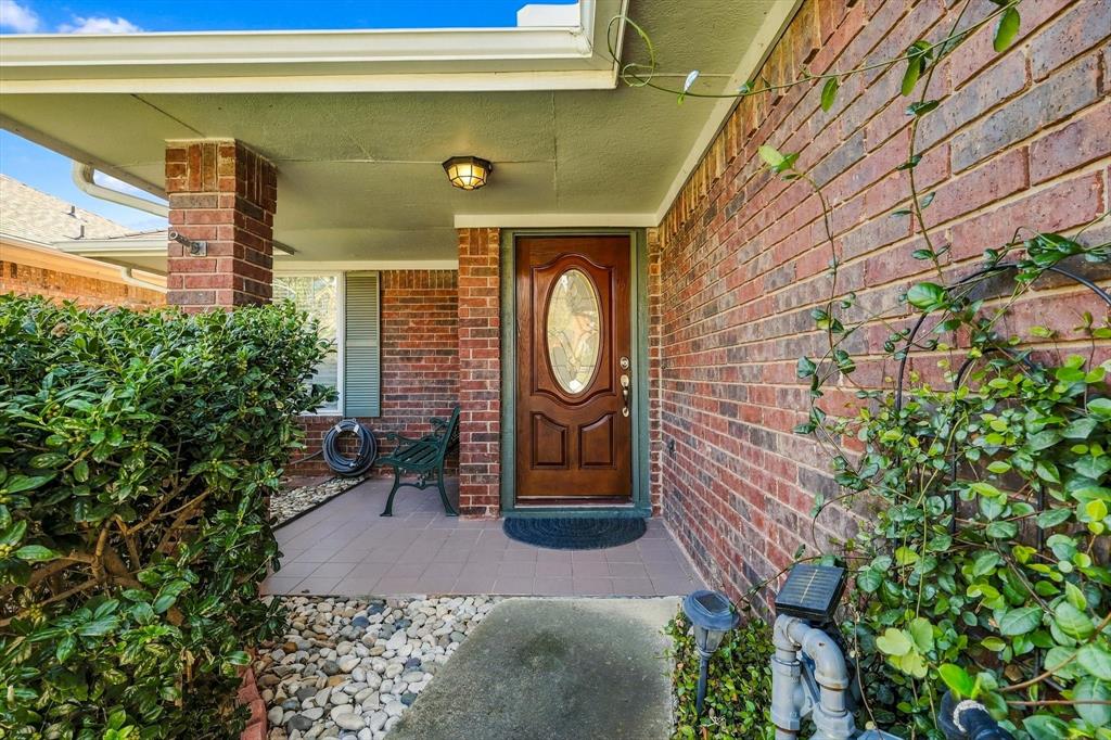 Set back entrance offers privacy and secluded porch. Set back entrance offers privacy and secluded porch.