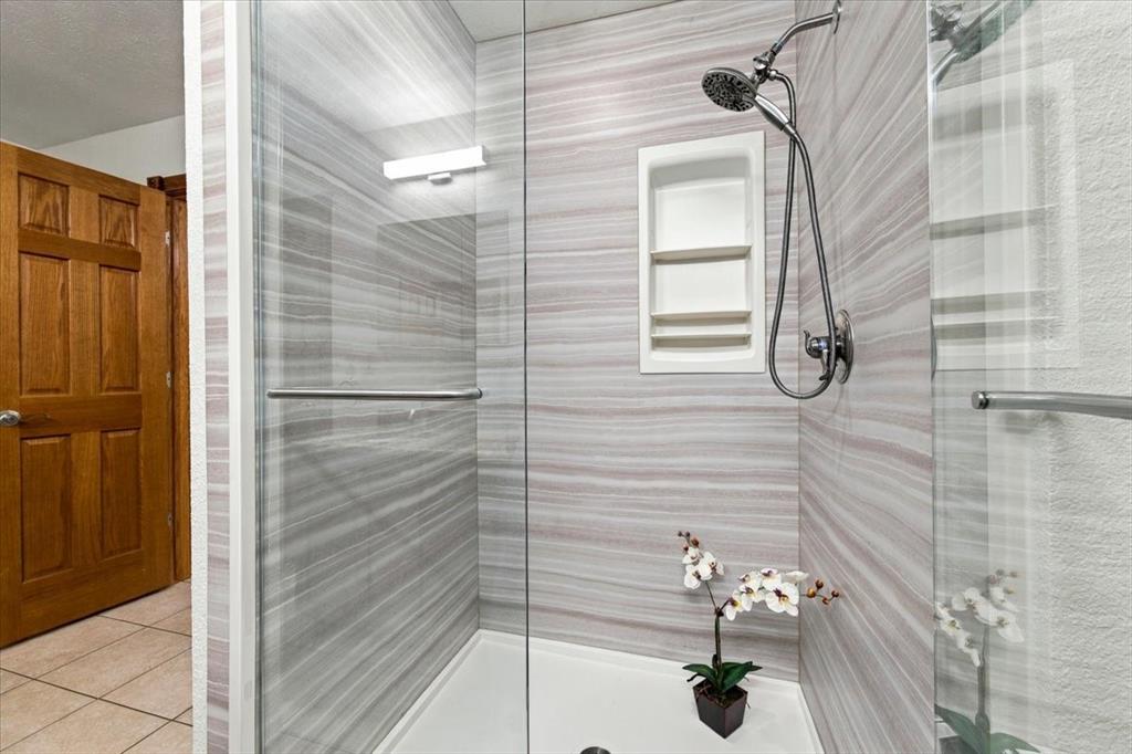 Walk in shower - beautiful glass enclosure - no grout lines - pristine