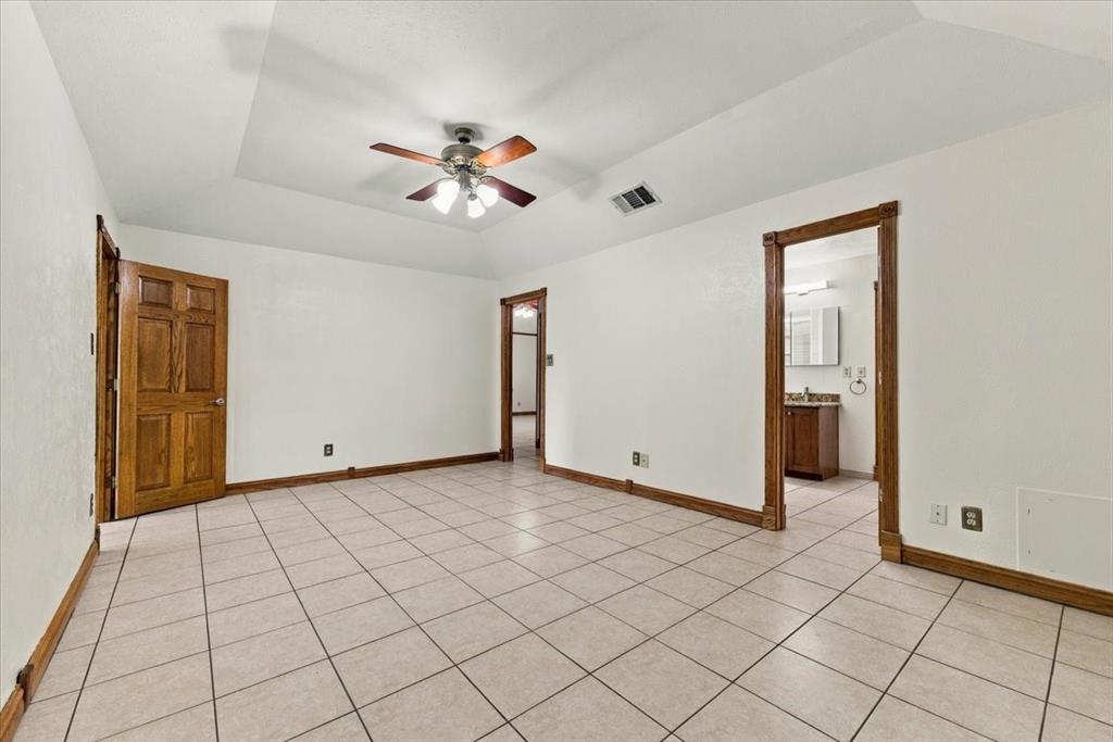 2 Entry doors and opening to ensuite - ceiling fan