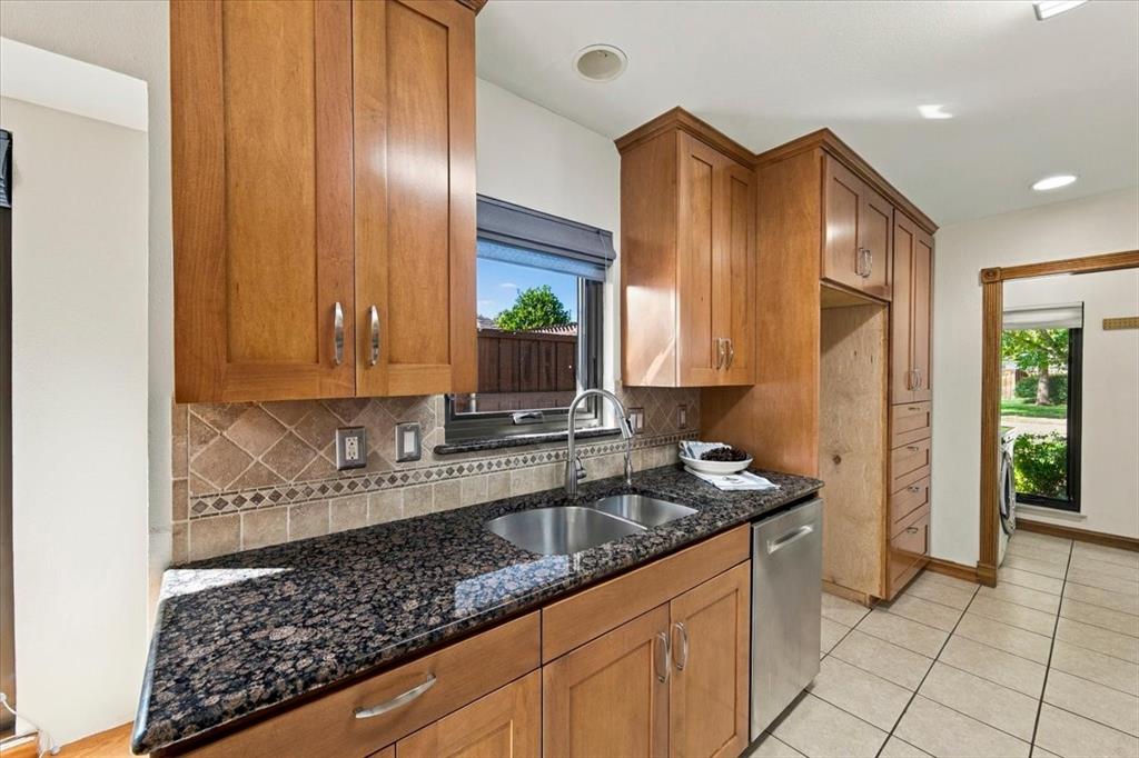 Custom cabinets, granite counter tops, tile back splash - double sink, Bosch dishwasher - many, many roll out drawers Custom cabinets, granite counter tops, tile back splash - double sink, Bosch dishwasher - many, many roll out drawers