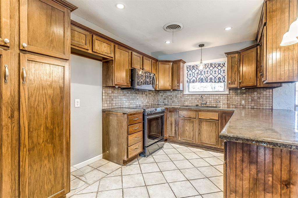 1811 Ferris Avenue, Waxahachie, TX 75165