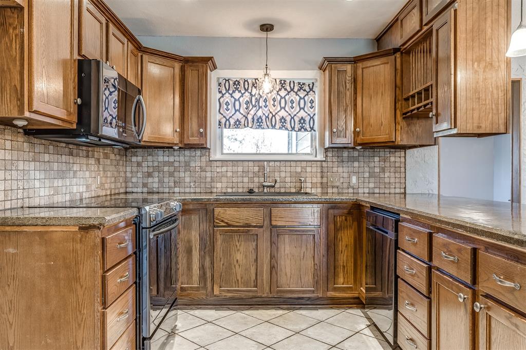1811 Ferris Avenue, Waxahachie, TX 75165