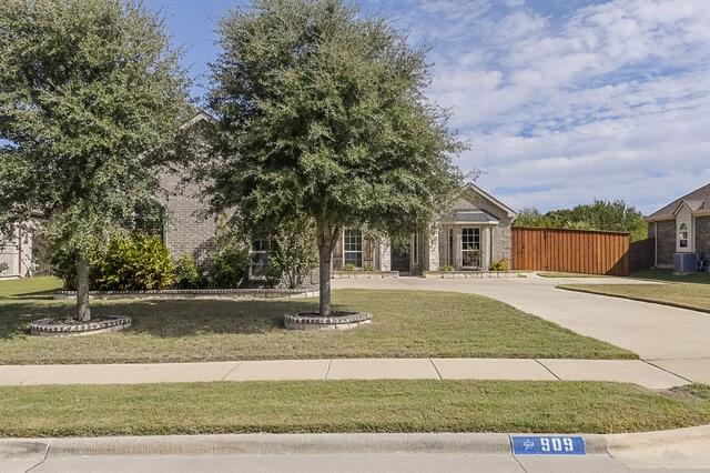 909 Heath Creek Drive, DeSoto, TX 75115