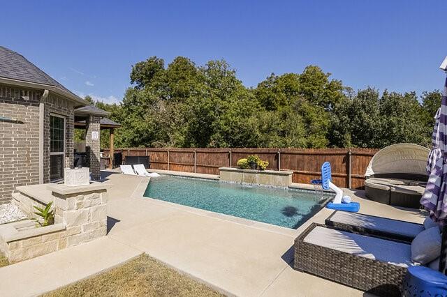 909 Heath Creek Drive, DeSoto, TX 75115
