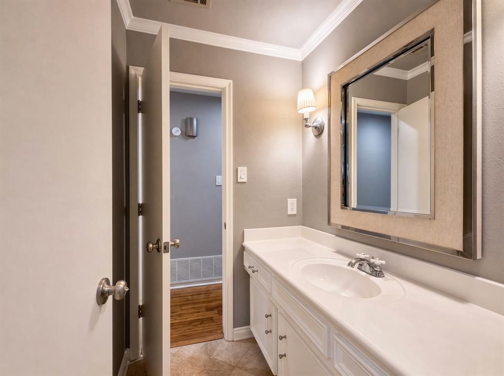 705 Rochelle Boulevard, Irving, TX 75062