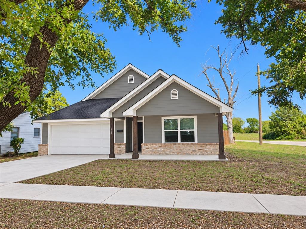 207 E Mccoulskey Street, Terrell, TX 75160