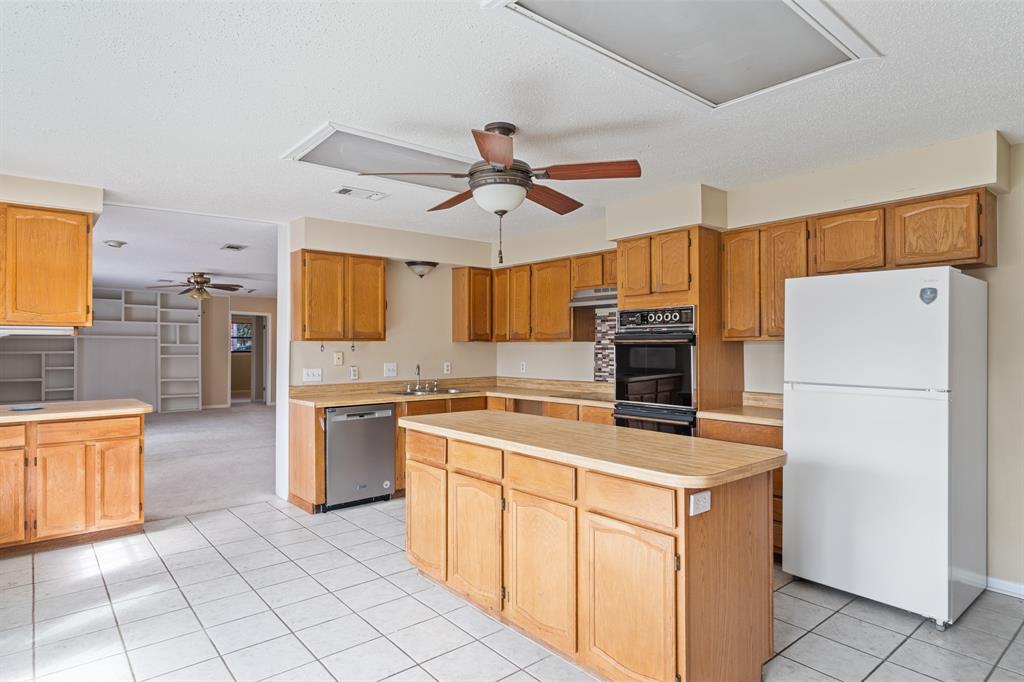 Lots of cabinets and an entire room behind the kitchen for storage! Lots of cabinets and an entire room behind the kitchen for storage!