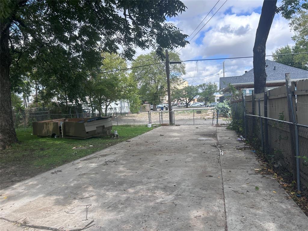 309 W Page Avenue, Dallas, TX 75208