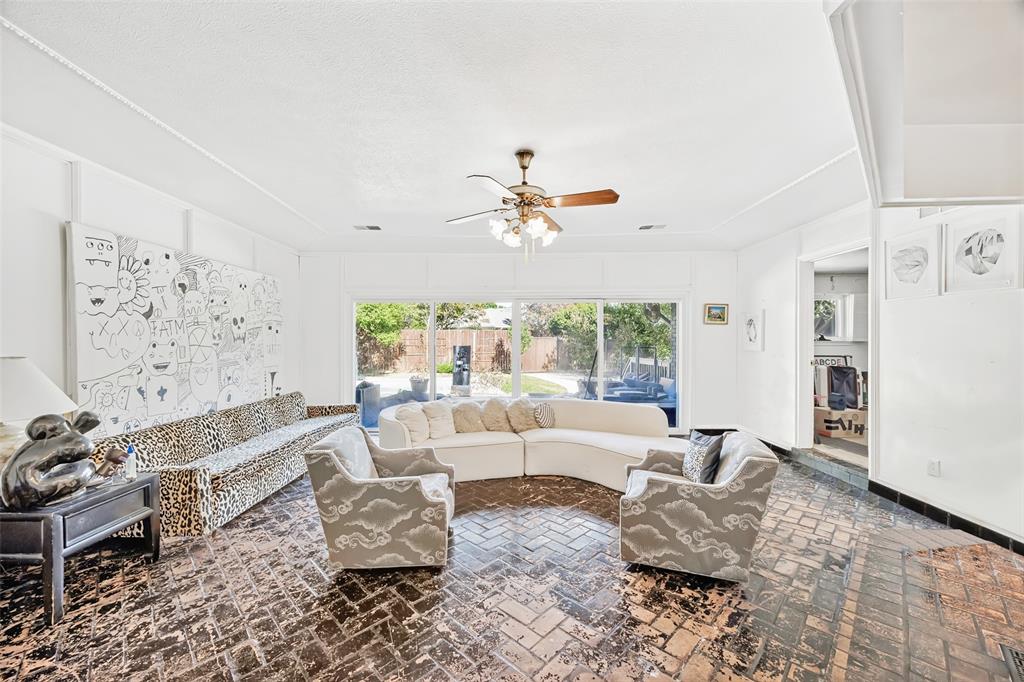 Sun Room with access to backyard and pool. Sun Room with access to backyard and pool.