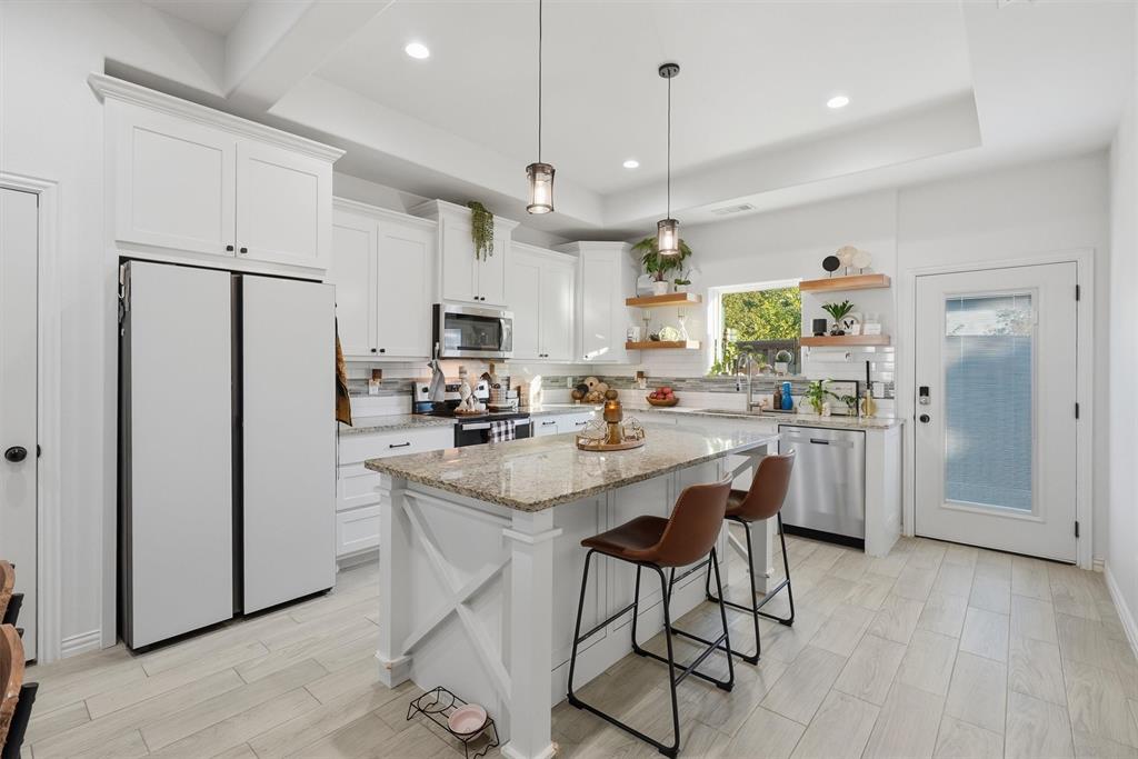 5625 Barkridge Drive, Granbury, TX 76048
