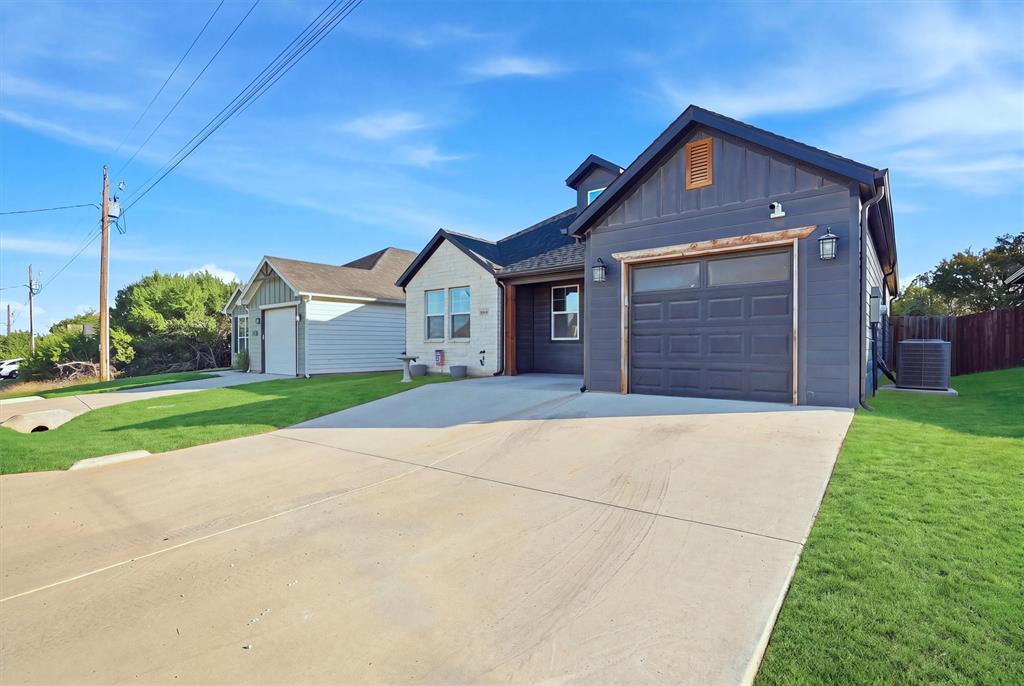 5625 Barkridge Drive, Granbury, TX 76048