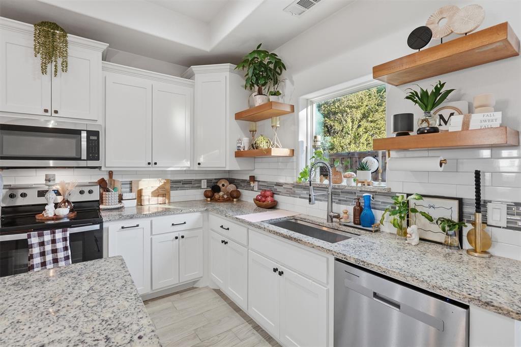 5625 Barkridge Drive, Granbury, TX 76048