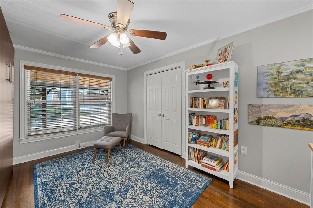 Room featuring wood-finish flooring, a ceiling fan with integrated lighting, dual-pane windows with horizontal blinds, and a double-door closet