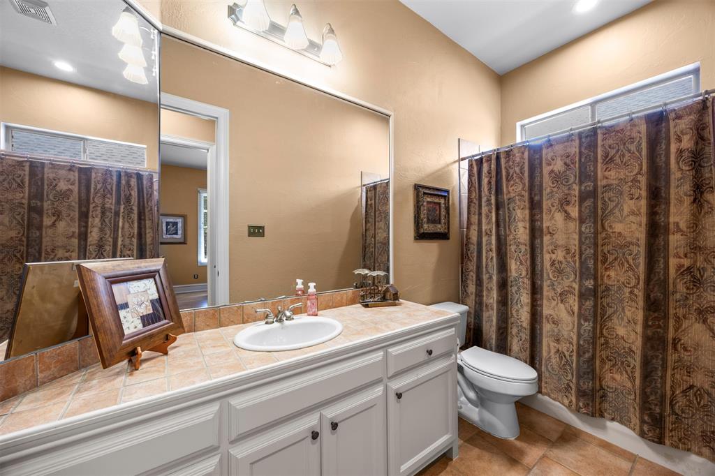 Large secondary bath.