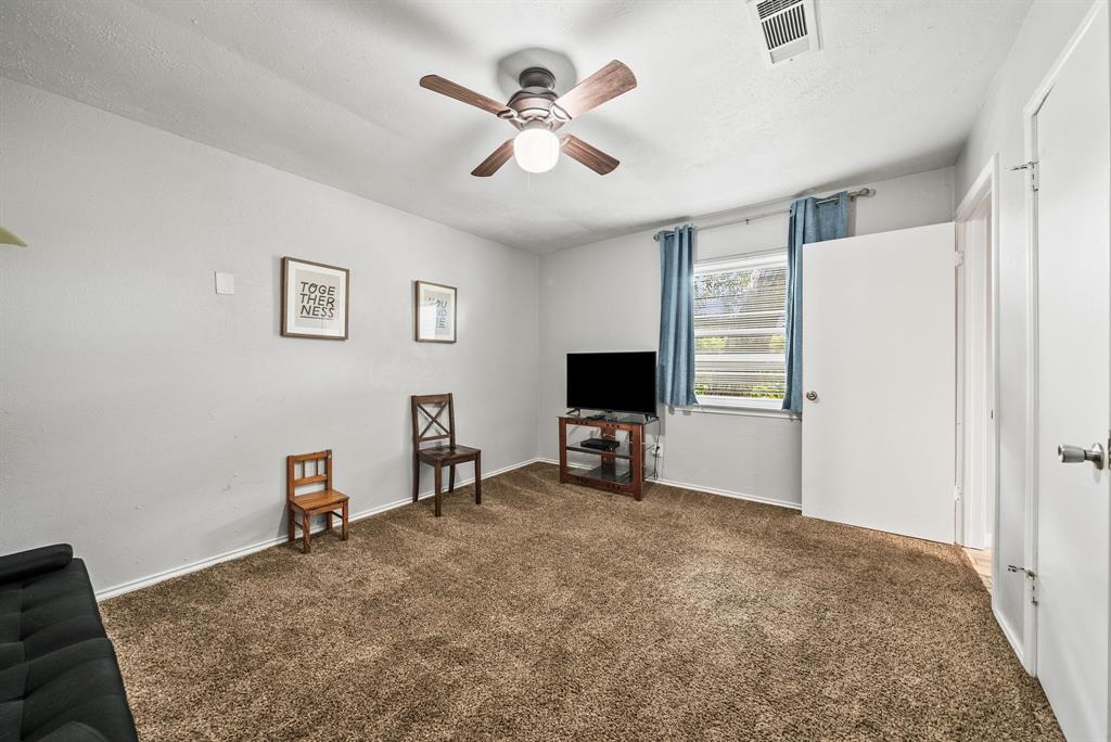 Neutral wall color with textured carpet flooring