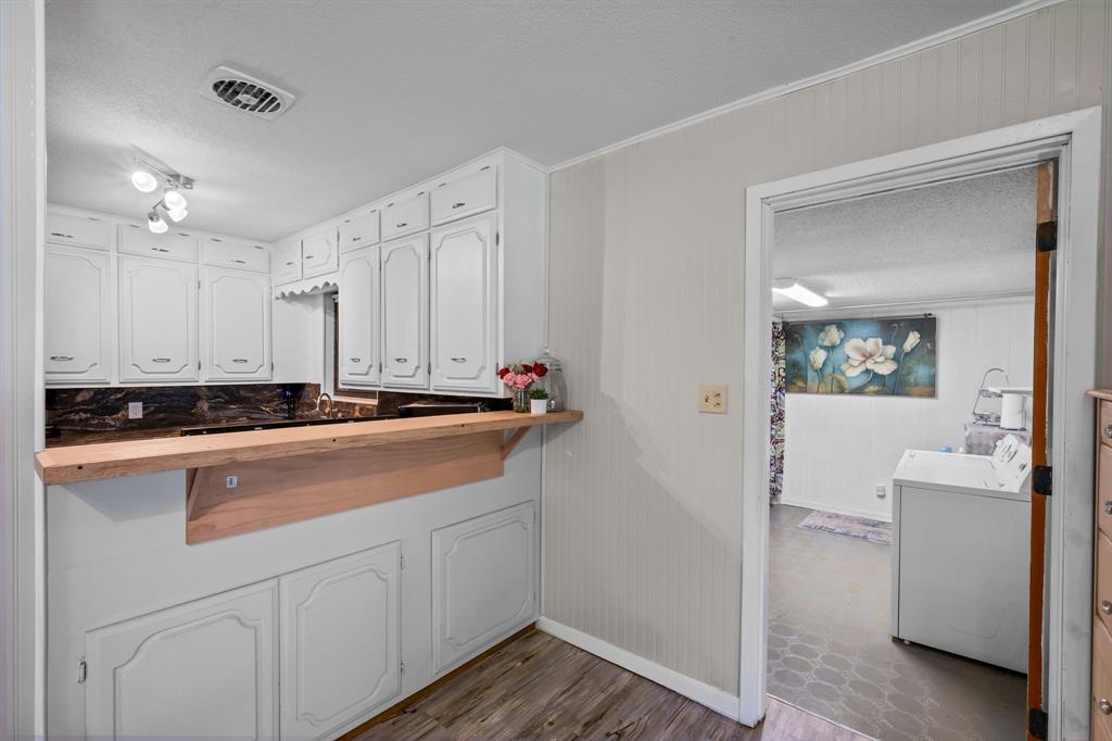 604 Crestview Drive, Granbury, TX 76048