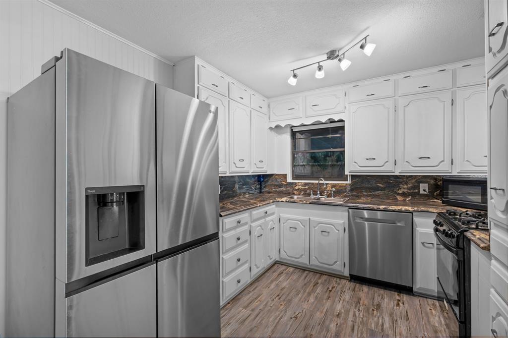 604 Crestview Drive, Granbury, TX 76048