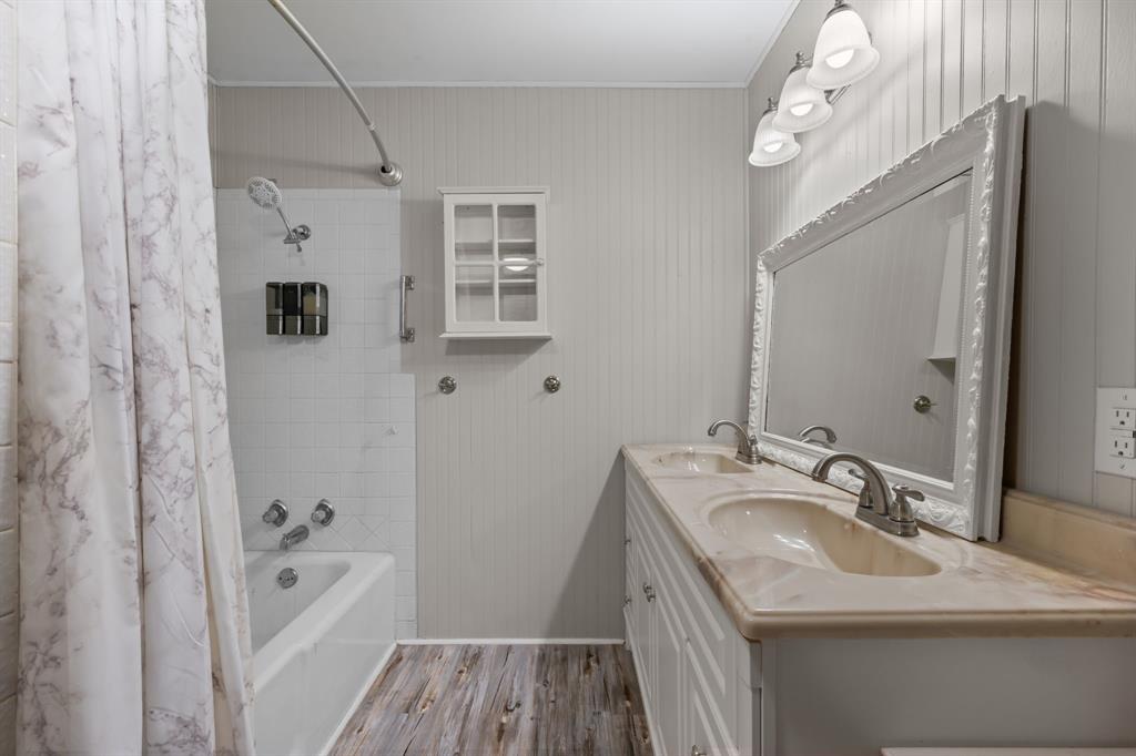 604 Crestview Drive, Granbury, TX 76048
