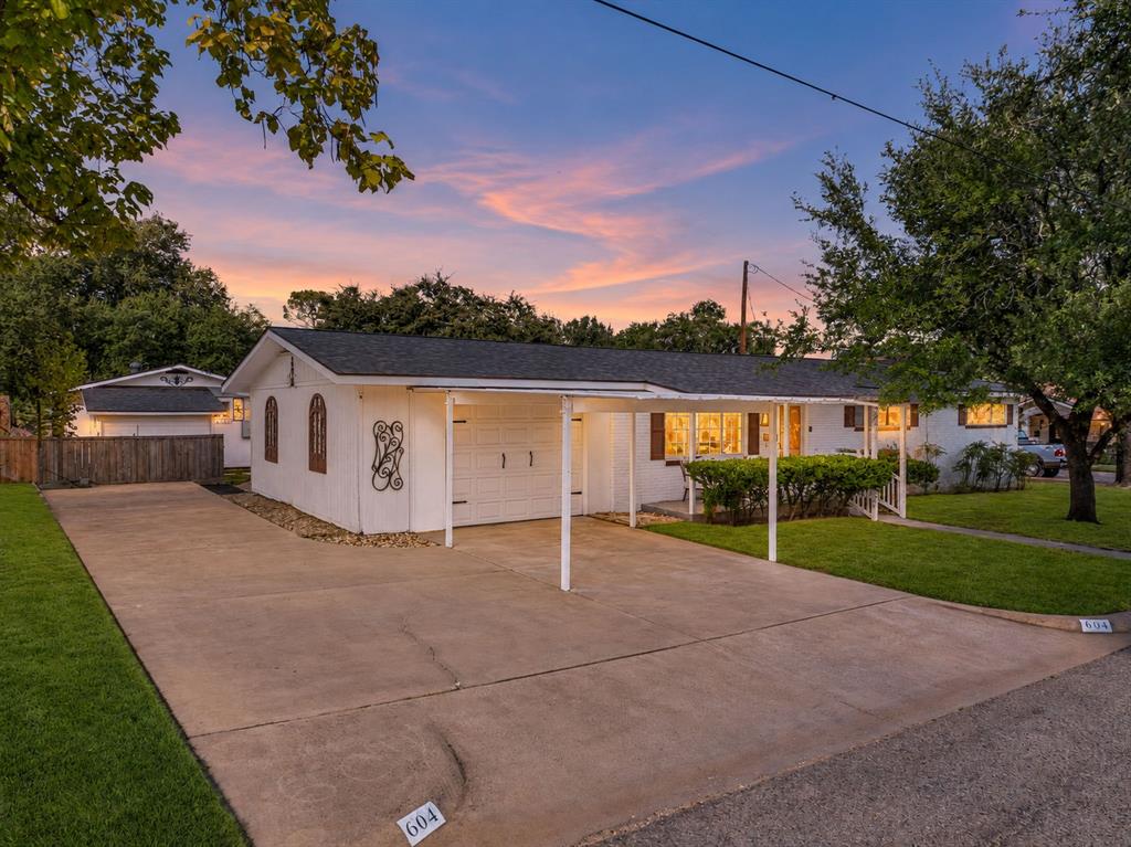 604 Crestview Drive, Granbury, TX 76048 604 Crestview Drive, Granbury, TX 76048