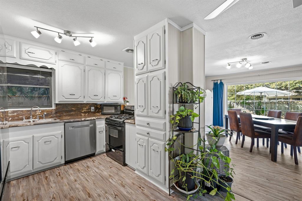 604 Crestview Drive, Granbury, TX 76048