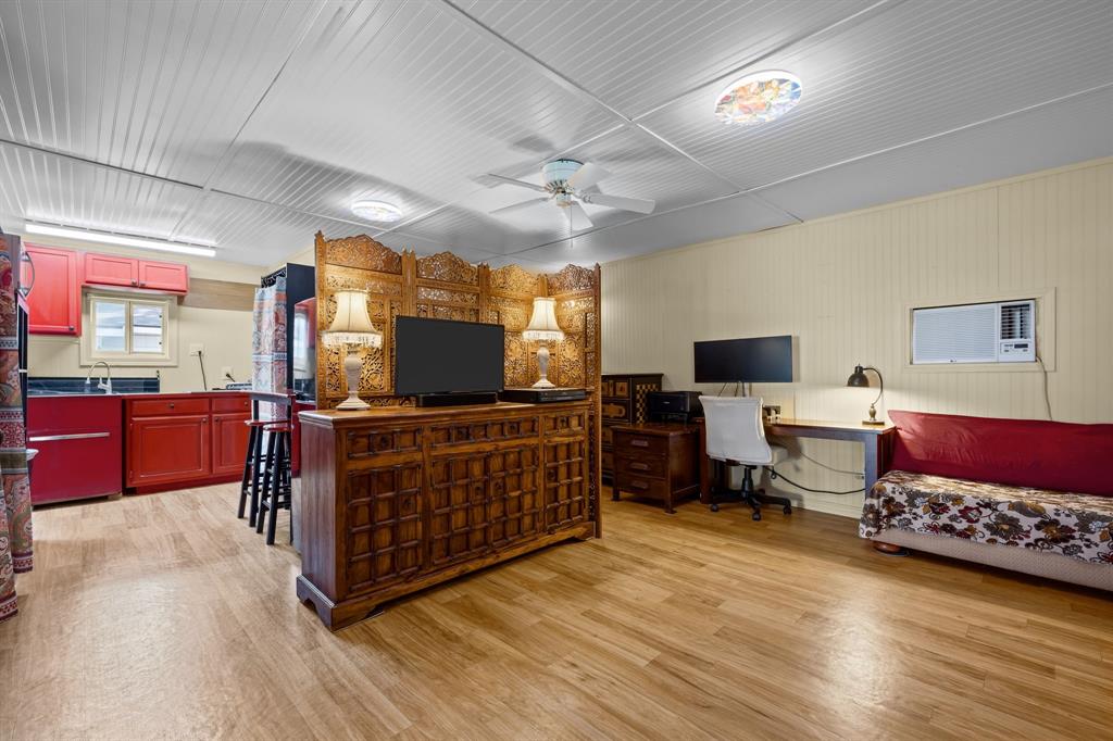604 Crestview Drive, Granbury, TX 76048