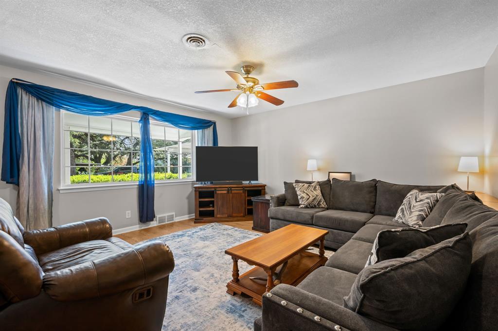 604 Crestview Drive, Granbury, TX 76048 604 Crestview Drive, Granbury, TX 76048