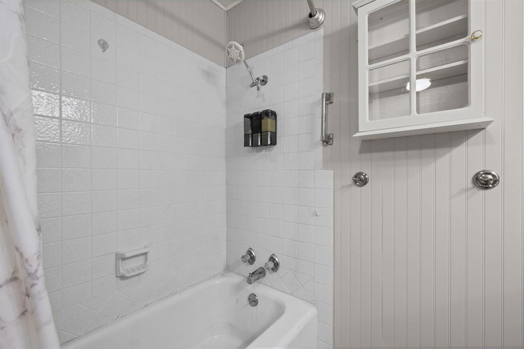 604 Crestview Drive, Granbury, TX 76048