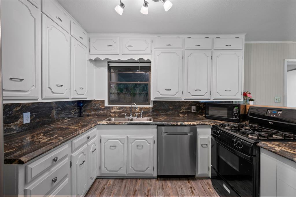 604 Crestview Drive, Granbury, TX 76048