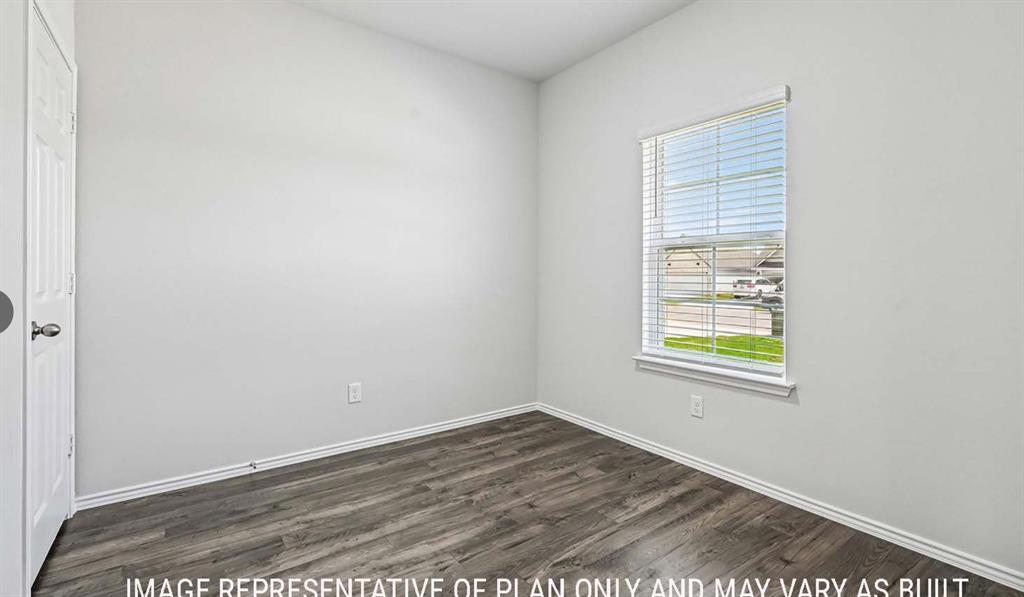 Neutral wall paint, wood-finish flooring, single-hung window with horizontal blinds, and a paneled closet door