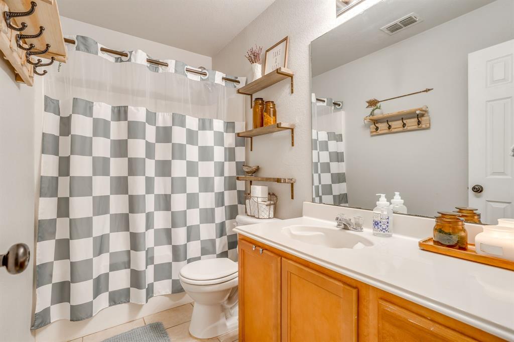 4002 Sapphire Lane, Granbury, TX 76049
