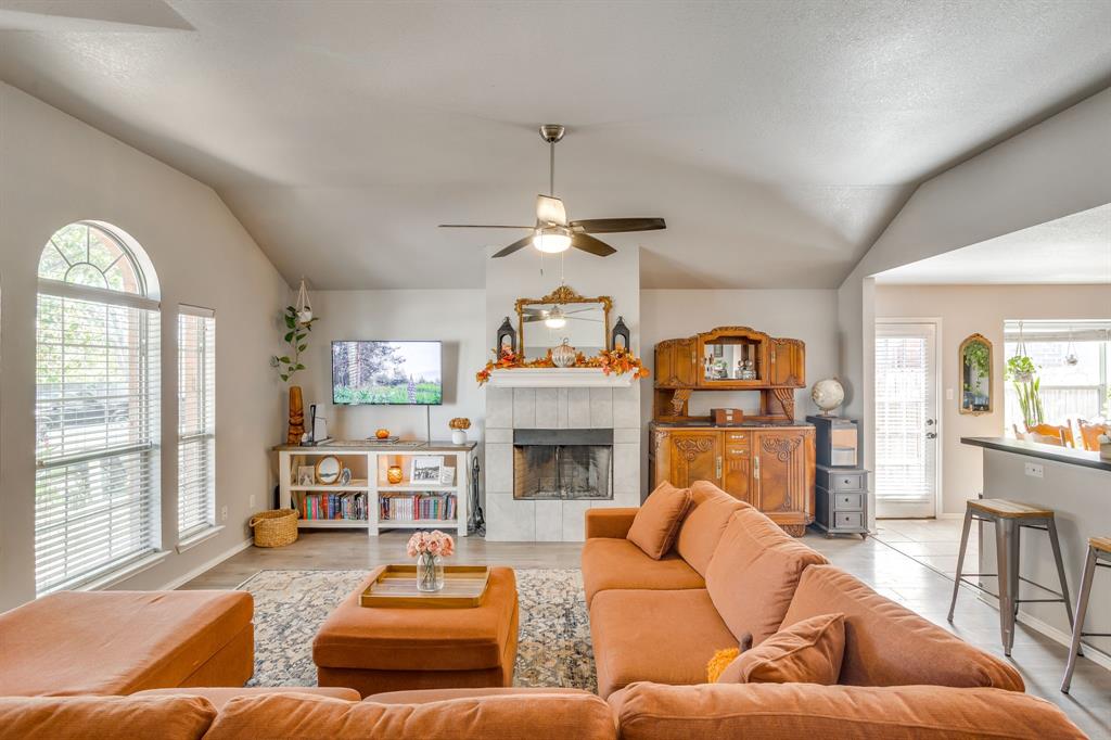 4002 Sapphire Lane, Granbury, TX 76049 4002 Sapphire Lane, Granbury, TX 76049