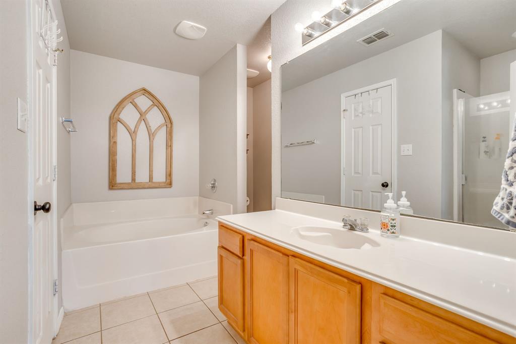 4002 Sapphire Lane, Granbury, TX 76049