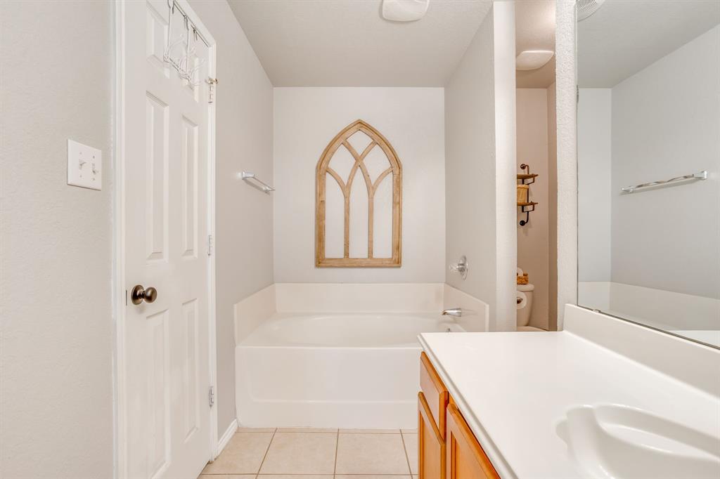 4002 Sapphire Lane, Granbury, TX 76049