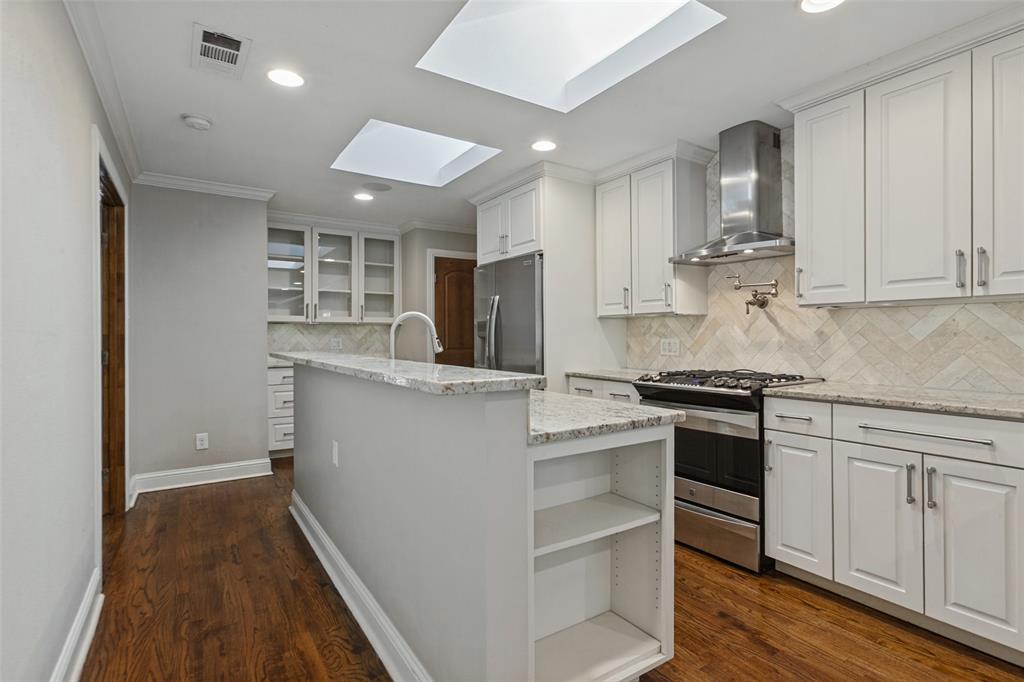 Kitchen has gas range