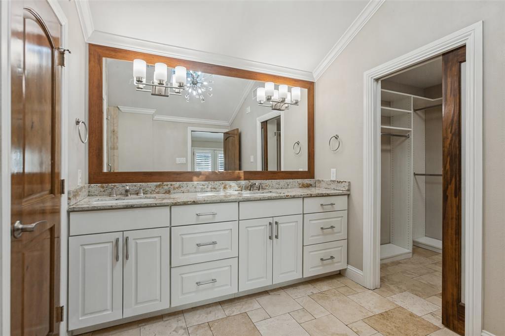 Double sinks in primary bath