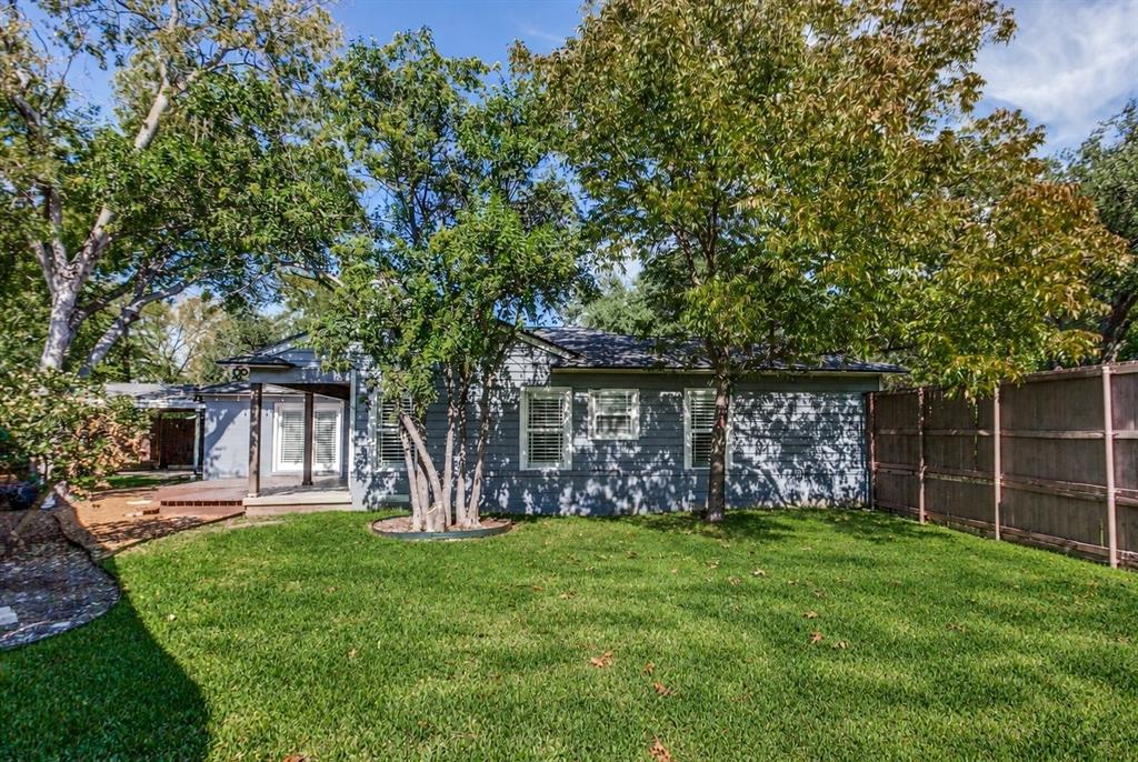 Oversized fenced backyard