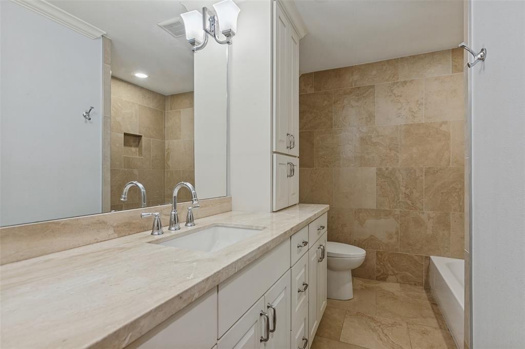 Full bath in hallway