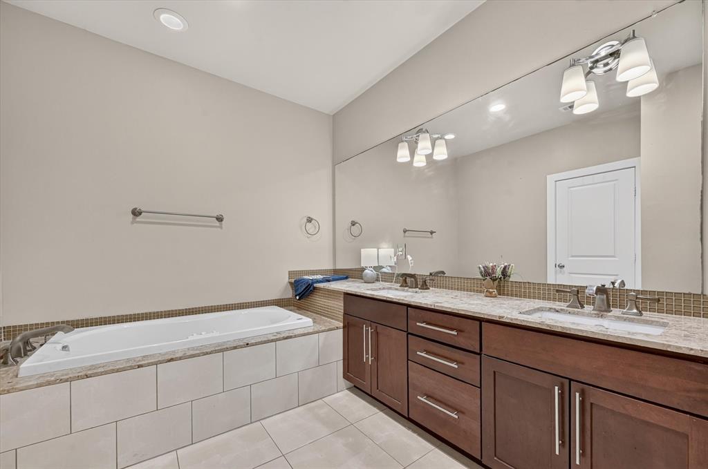 Primary bath with 2 sinks and jetted tub