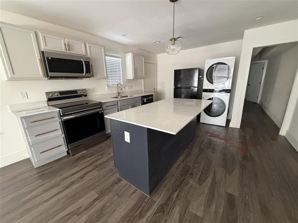 Island with breakfast bar and area of expandable dining table.