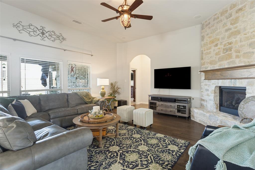 With a cozy stone fireplace for the cold nights coming! With a cozy stone fireplace for the cold nights coming!