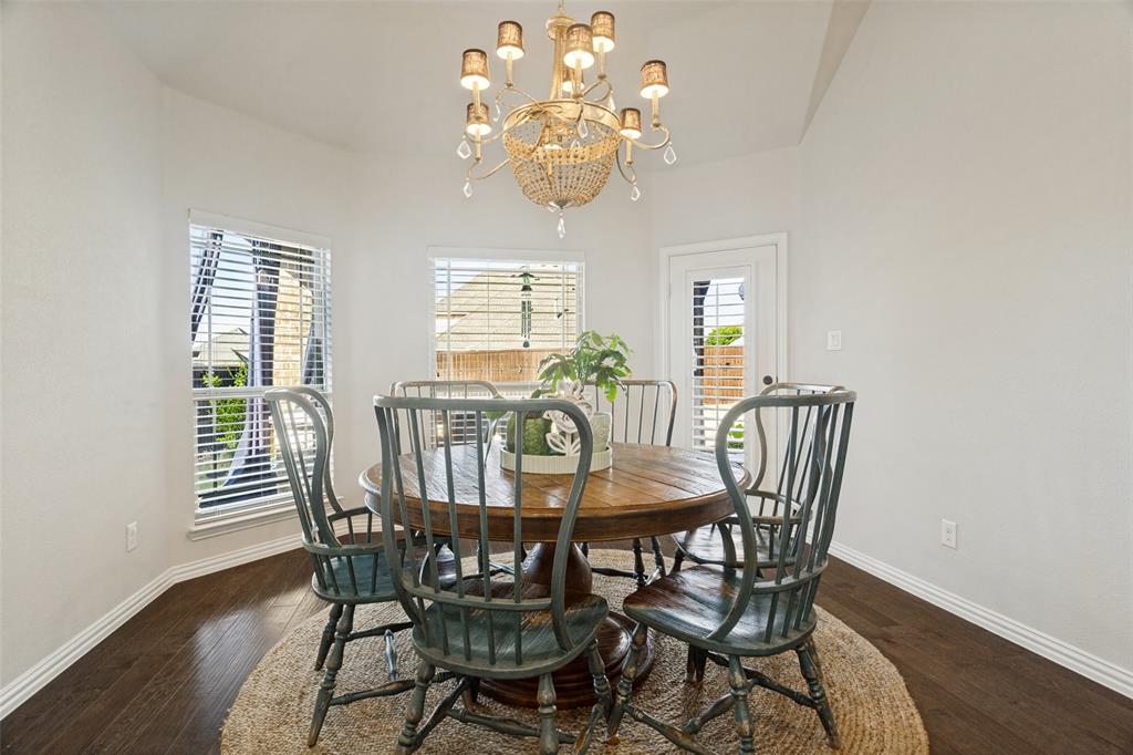 Even the breakfast room can seat a crowd!