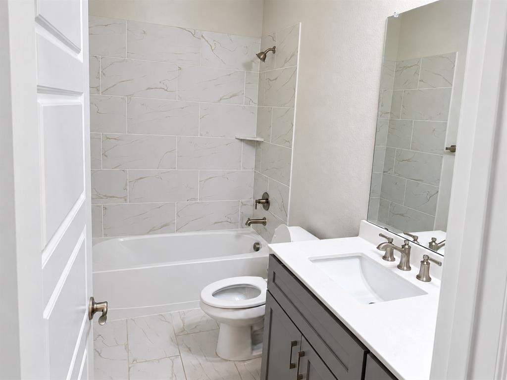 658 Erin Hills Drive, Red Oak, TX 75154