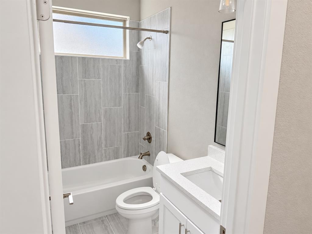 241 Poinsetta Drive, Palmer, TX 75152