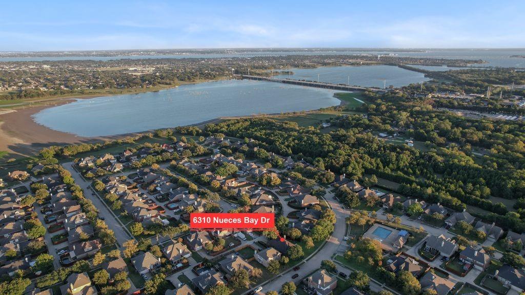 Mariner Park backs to a portion of Lake Ray Hubbard with lake access for fishing and kayaking.