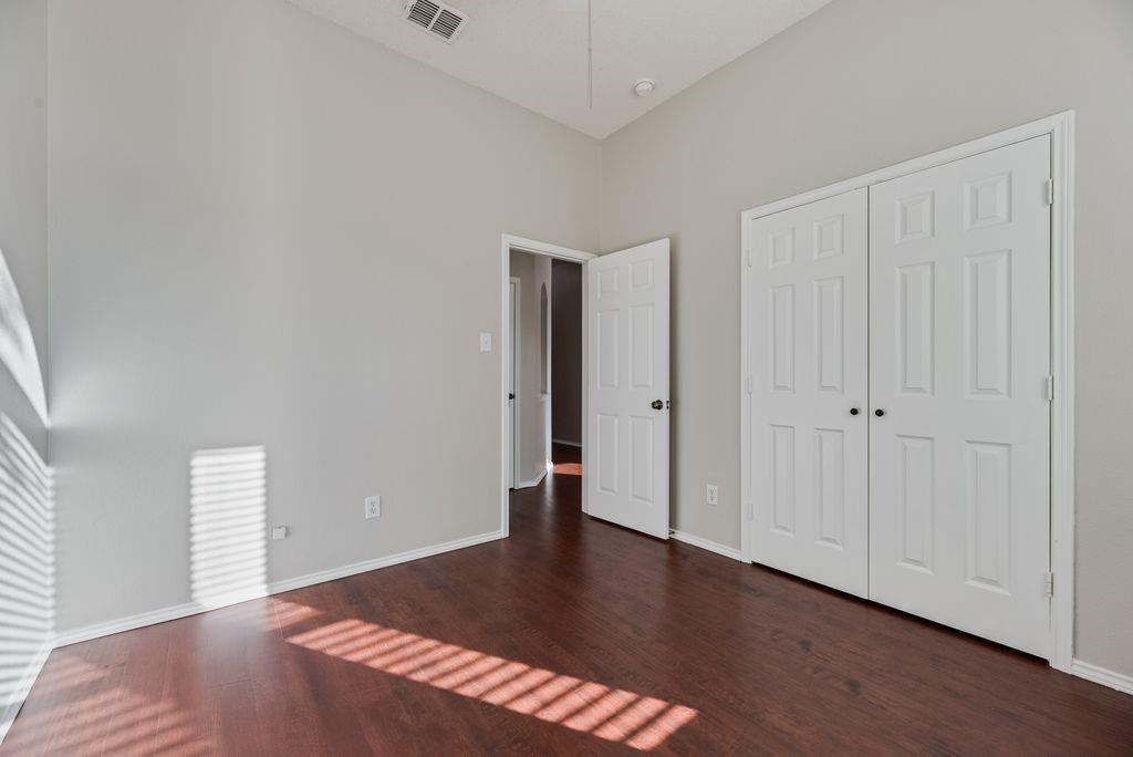 bedroom with ceiling fan and closet.