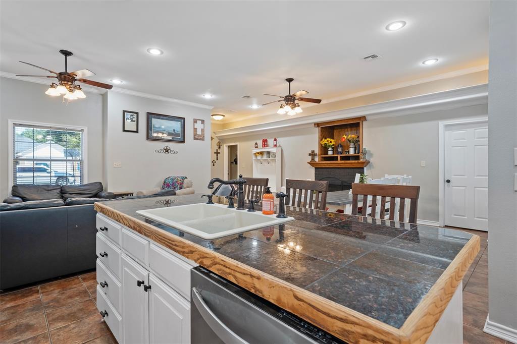 405 Husky Drive, Lindale, TX 75771