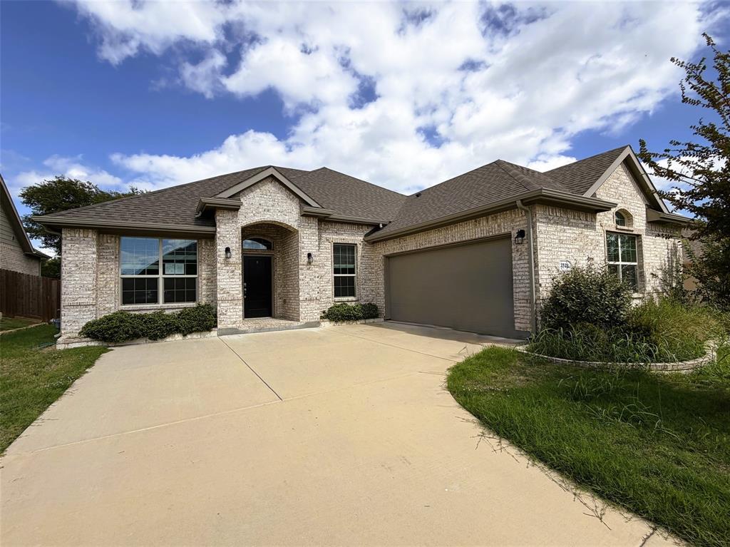 Don't miss this fantastic opportunity at 3728 Walnut Ridge Dr. on the edge of Grand Prairie in the Midlothian ISD. Don't miss this fantastic opportunity at 3728 Walnut Ridge Dr. on the edge of Grand Prairie in the Midlothian ISD.