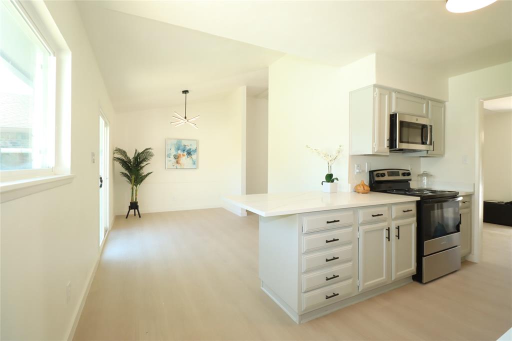 Gorgeous countertops, new stainless steel appliances and fixtures!!